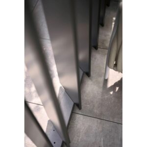 Dettaglio: parete laterale a lamelle Biohort, grigio scuro metallizzato, per copertura patio.