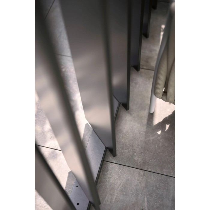 Dettaglio: parete laterale a lamelle Biohort, grigio scuro metallizzato, per copertura patio.