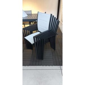 Sedie da giardino impilabili della categoria Sedie da giardino, con struttura nera e sedute bianche.