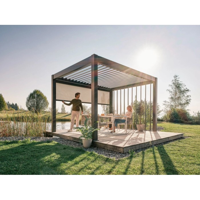 Tenda da sole elettrica Biohort, grigio scuro metallizzato, montata su tettoia per terrazzi.