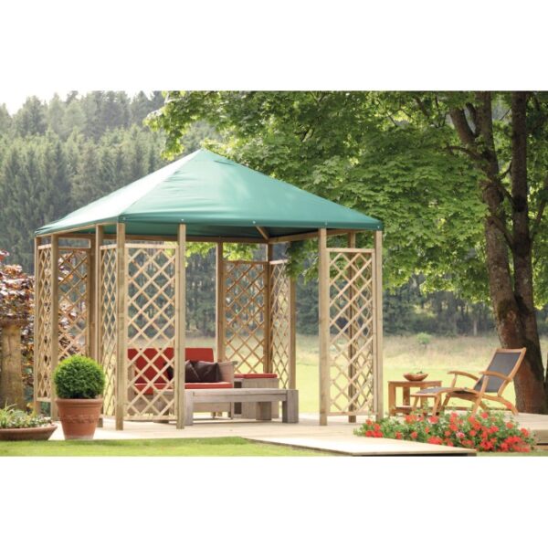 Gazebo da giardino in legno con tetto verde e pannelli a graticcio. Accogliente area salotto all'aperto.