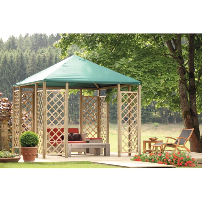 Gazebo da giardino in legno con tetto verde e pannelli a graticcio. Accogliente area salotto all'aperto.