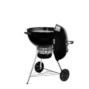 Barbecue a carbone nero con coperchio aperto, ideale per grigliate.