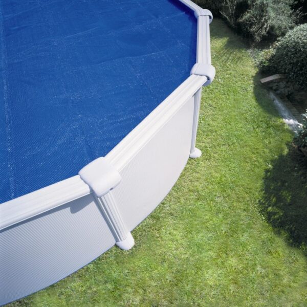 Piscina rotonda con telo solare blu Summer Fun in giardino.