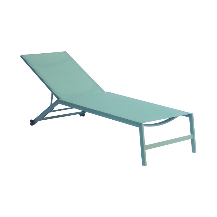 Lettino prendisole azzurro per giardino e terrazza. Relax all'aperto.