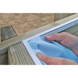 Dettaglio: installazione del liner in PVC blu nella piscina in legno Gre City.