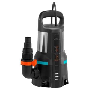 Pompa ad immersione Gardena nera con manico e raccordo arancione. Pompa elettrica per giardino e laghetto.