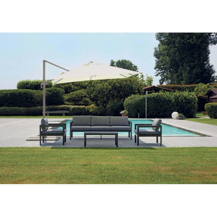 Ombrellone a braccio t.b.t. sopra set di mobili da giardino grigi con divano, poltrone e tavolo a bordo piscina.