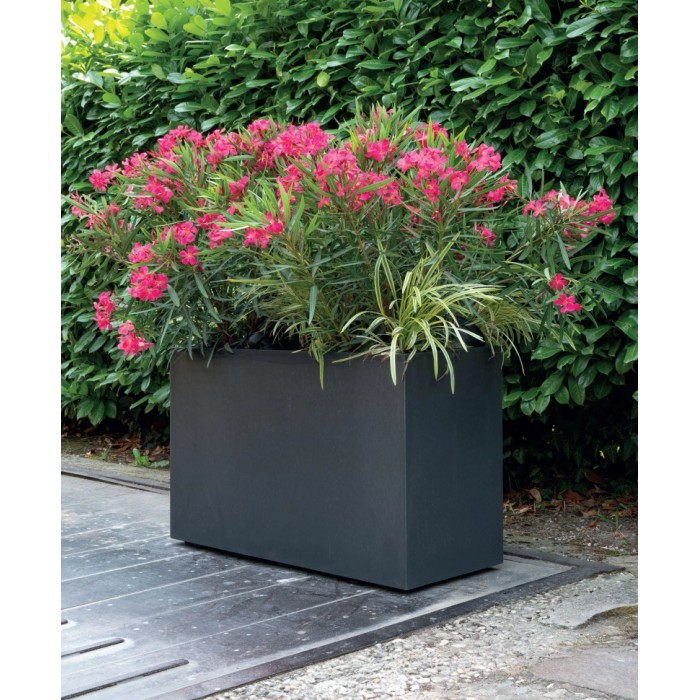 Fioriera Deroma Divider Millennium color antracite (99 cm) con piante in giardino.