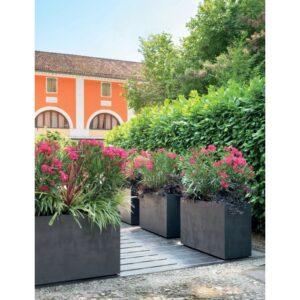 Fioriera antracite Deroma Divider Millennium 99 cm con piante in giardino.