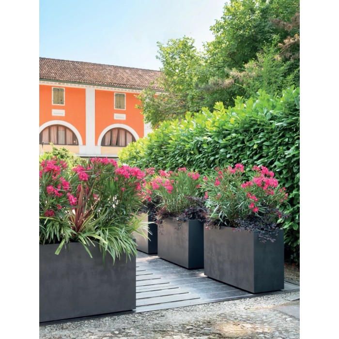 Fioriera antracite Deroma Divider Millennium 99 cm con piante in giardino.