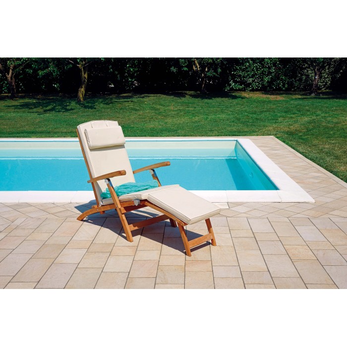 t.b.t. lettino in legno con cuscini, accanto alla piscina in giardino.