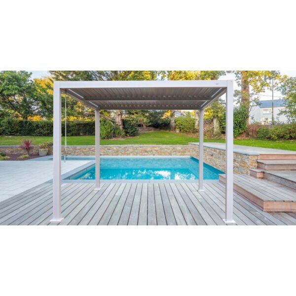 Gazebo moderno grigio t.b.t. con tetto a lamelle a bordo piscina.