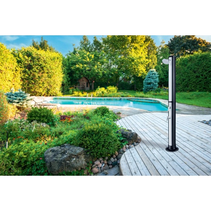 Doccia solare da esterno con doccetta (H 214 cm) accanto alla piscina su ponte di legno in giardino.