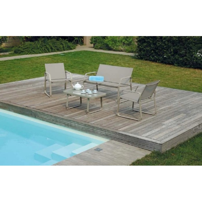 Set di mobili da giardino grigio con panca, tavolo e due sedie su terrazza in legno a bordo piscina.