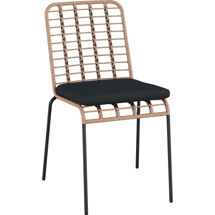 Sedia da giardino t.b.t. con cuscino nero e schienale intrecciato.
