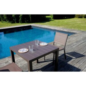Tavolo da giardino quadrato con sedie a bordo piscina. Set da pranzo per esterni.