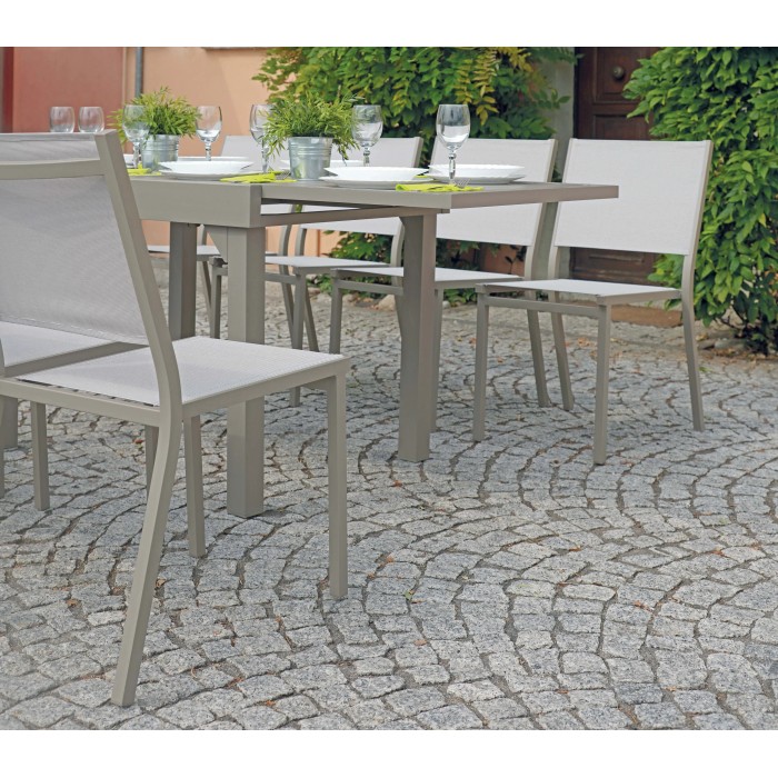 Set tavolo da giardino con sedie, apparecchiato per un pasto all'aperto.