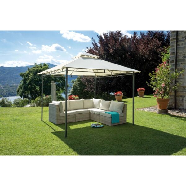 Gazebo t.b.t. con area lounge in giardino.