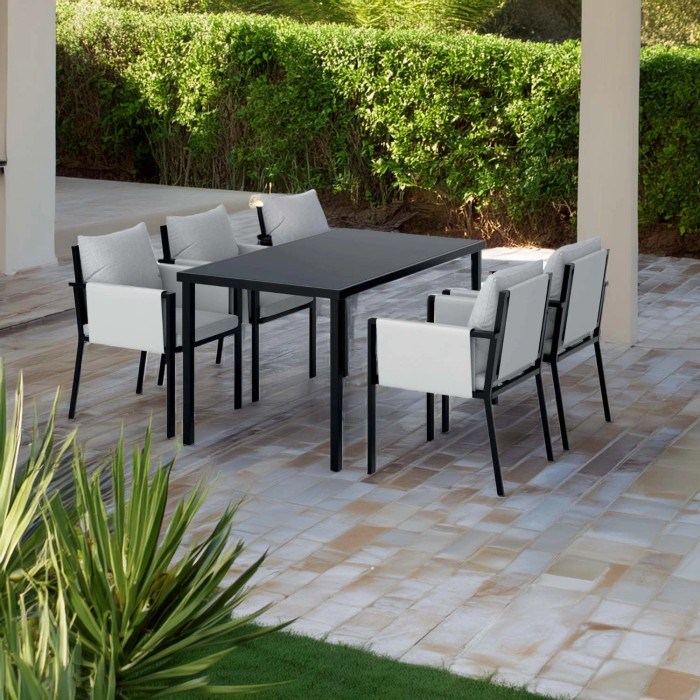 Set di mobili da giardino t.b.t. con tavolo nero e sedie con cuscini bianchi.