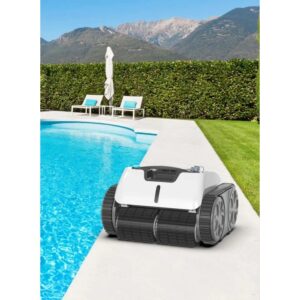 Robot per piscina t.b.t. bianco a bordo piscina con piscina e giardino sullo sfondo.