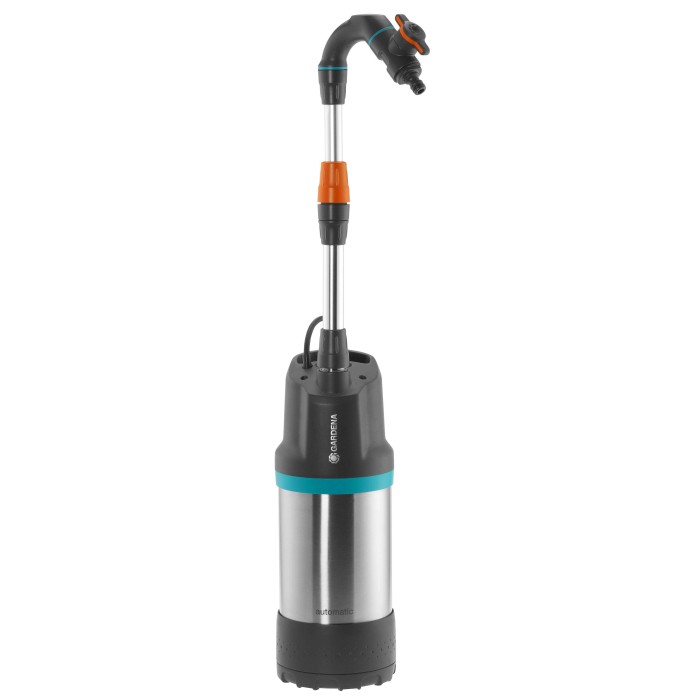 Pompa ad immersione a pressione Gardena con tubo telescopico e raccordo per rubinetto.