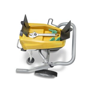 Pompa a pressione gialla t.b.t. con attrezzi e accessori nel contenitore.
