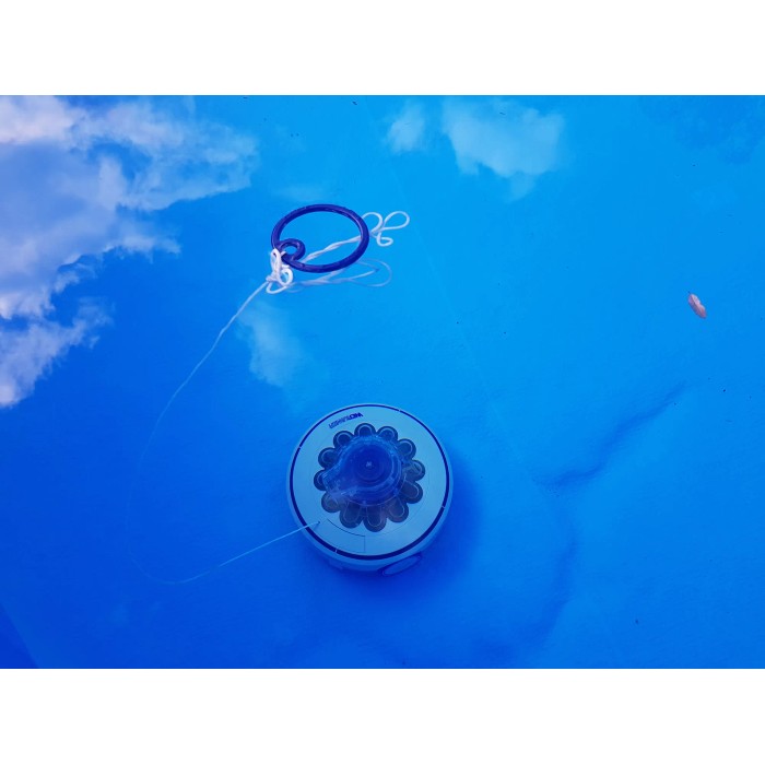 Robot pulitore per piscina Gre cordless grigio 4.000 mAh in piscina con cielo blu.