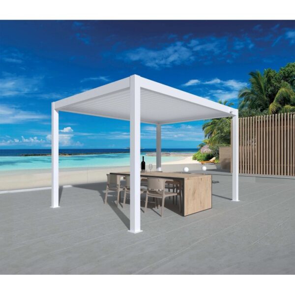 Gazebo t.b.t. bianco con tavolo e sedie sulla spiaggia.