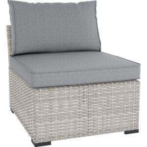 Poltrona del set lounge Wicker grigio Hopevale con cuscini per seduta e schienale.