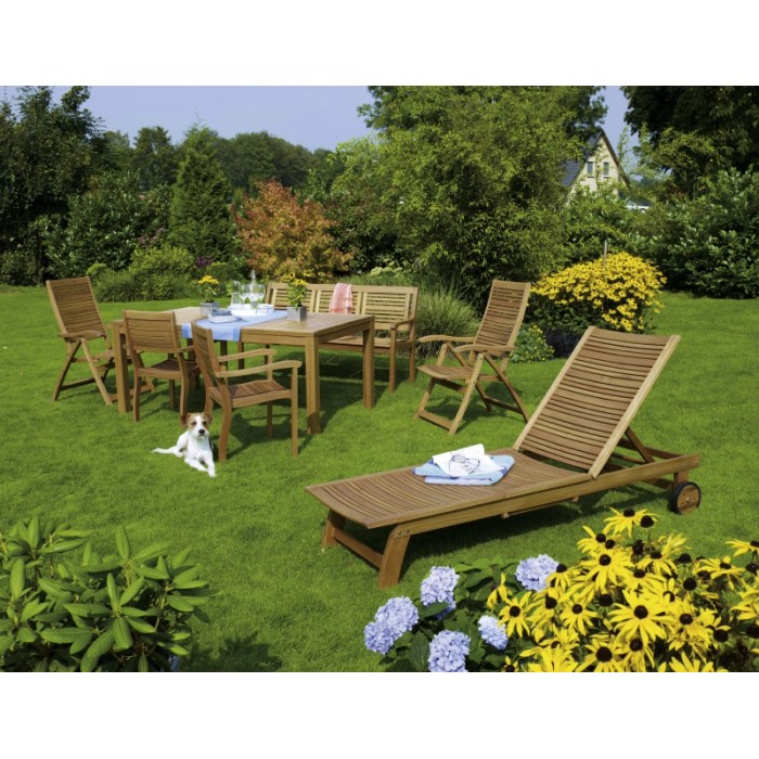 Set di mobili da giardino in legno con tavolo, sedie, panca e lettino in giardino.