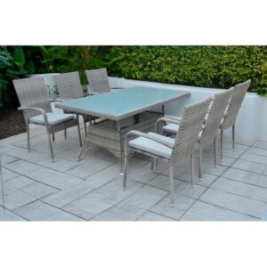 Set di mobili da giardino grigio in rattan con tavolo e sedie.
