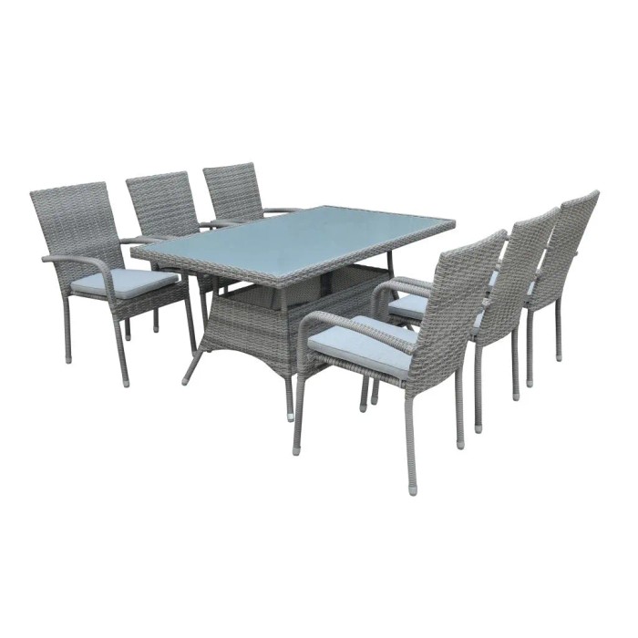 Set di mobili da giardino grigio con tavolo e sei sedie in rattan.