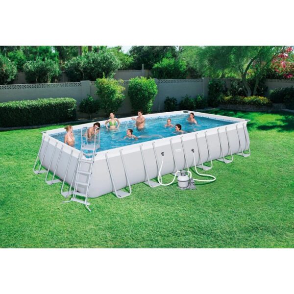 Piscina rettangolare con struttura in acciaio, scaletta e pompa filtro in giardino.