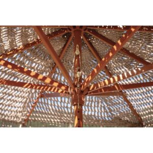 Dettaglio dell'ombrellone a braccio t.b.t. con struttura in legno e copertura intrecciata.
