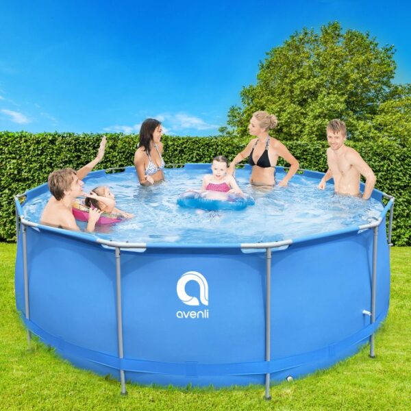 Piscina blu t.b.t. con famiglia in giardino. Piscina fuori terra per divertimento.