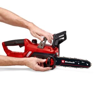 Motosega a batteria Einhell GE-LC 18 Li Kit con mano che regola la catena.