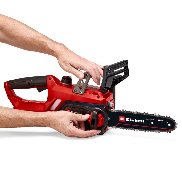 Motosega a batteria Einhell GE-LC 18 Li Kit con mano che regola la catena.