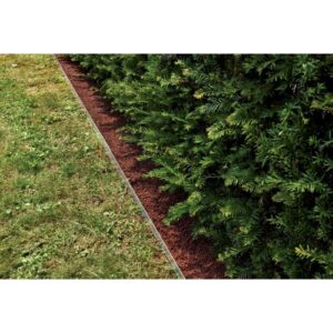Bordura da giardino con prato e siepe. Rinforzo del bordo per aiuole e prati.