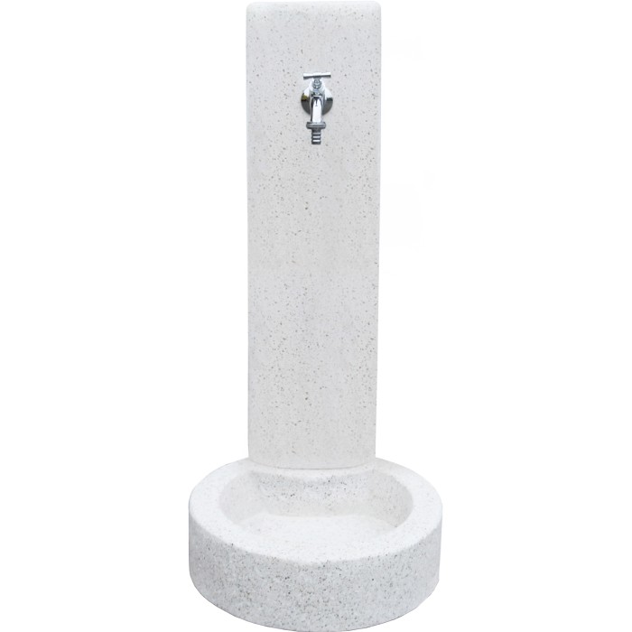 Fontana da giardino chiara con rubinetto per uso esterno.