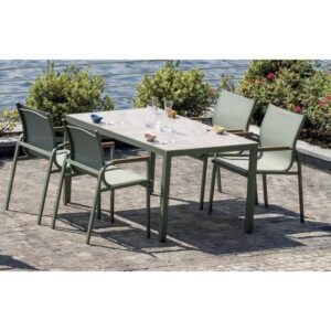 Set di mobili da giardino t.b.t. con tavolo e quattro sedie verdi.