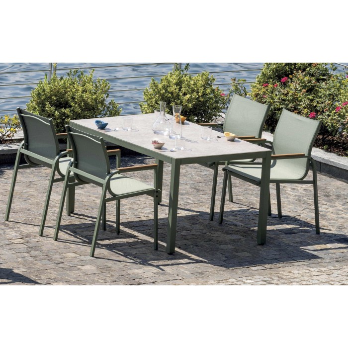 Set di mobili da giardino t.b.t. con tavolo e quattro sedie verdi.