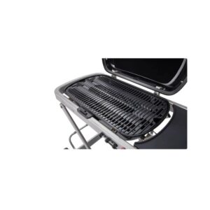 Barbecue a gas t.b.t. compatto con griglia e coperchio aperto. Ideale per il trasporto.