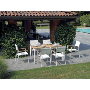 Set tavolo da giardino con piano in legno e sedie bianche.