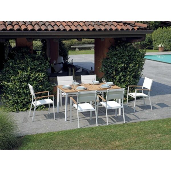 Set tavolo da giardino con piano in legno e sedie bianche.