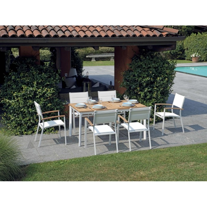 Set tavolo da giardino con piano in legno e sedie bianche.