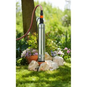 Pompa per pozzi profondi Gardena 5500/5 Inox in giardino con tubo e fiori.