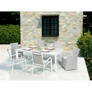 Tavolo da pranzo rettangolare allungabile OBI Outdoor Living Princeton con sedie su un patio.