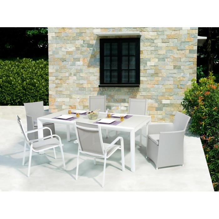 Tavolo da pranzo rettangolare allungabile OBI Outdoor Living Princeton con sedie su un patio.