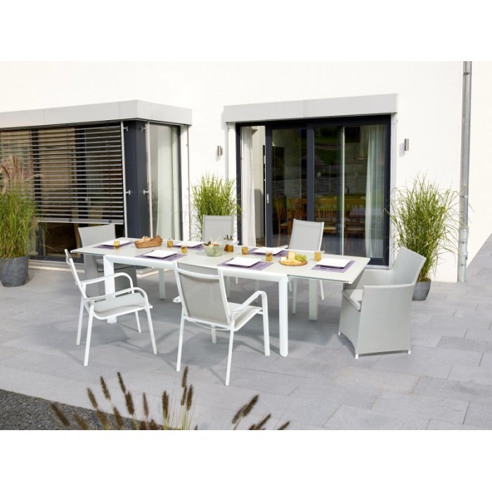 Tavolo da pranzo rettangolare allungabile OBI Outdoor Living Princeton con sedie su un patio.
